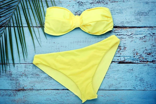 Maillot Bain Jaune Avec Feuille Palme Verte Sur Table Bois — Photo