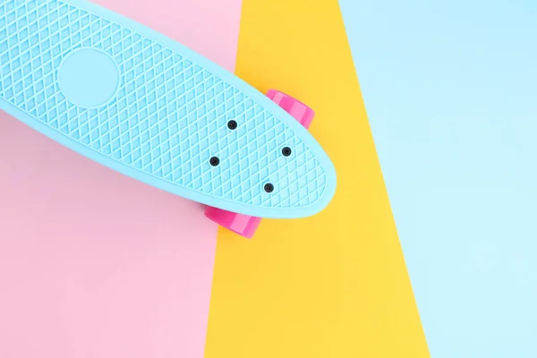 Skate Sobre Fundo Colorido — Fotografia de Stock