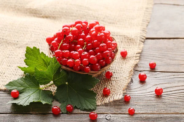 Röda Vinbär Korg Med Gröna Blad Grå Träbord — Stockfoto