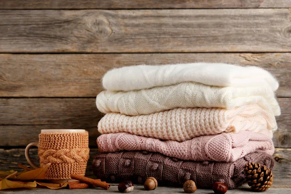 Örme kazak yığını fincan çay ve tarçın ile