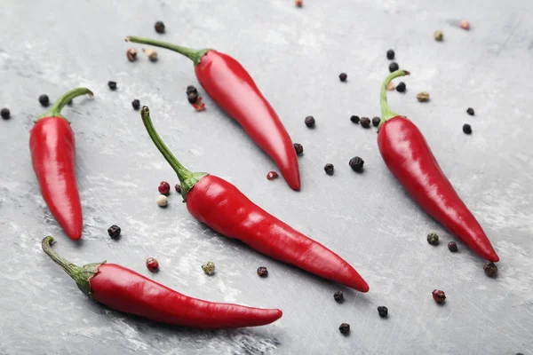 Gri ahşap masa üzerinde kırmızı biber biber