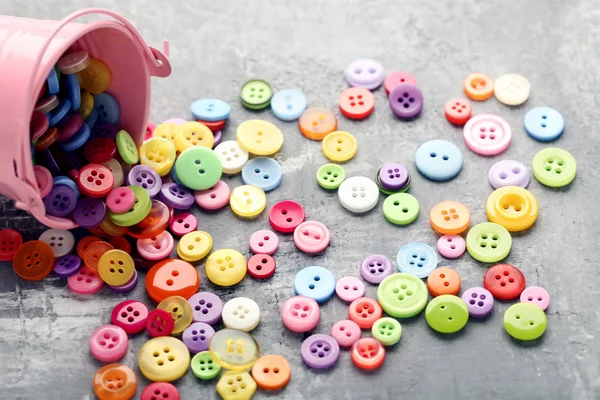 Разноцветные Кнопки Шитья Ведре Сером Деревянном Столе — стоковое фото