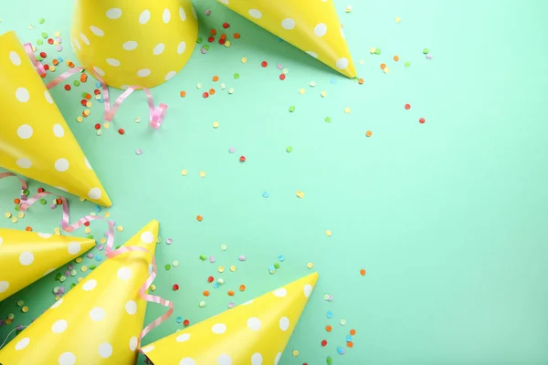 Gorras Papel Cumpleaños Con Confeti Sobre Fondo Menta —  Fotos de Stock