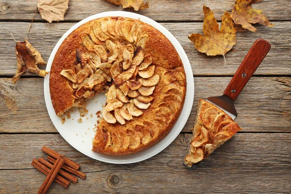 Elma pasta plaka gri ahşap tablo