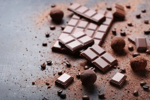 Coklat Potongan Dengan Biji Kopi Dan Coklat Bubuk Atas Meja — Stok Foto