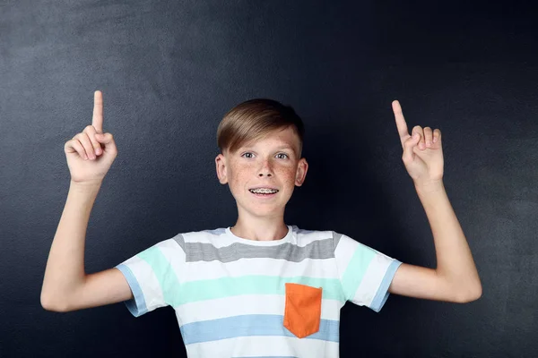 Vacker Ung Pojke Med Tandställning Blackboard Bakgrund — Stockfoto