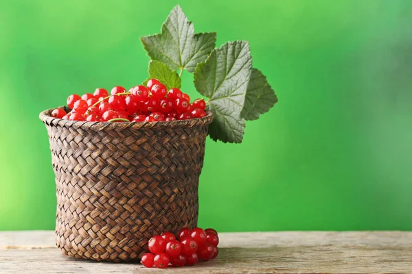 Rote Johannisbeeren Weidenkorb Auf Grauem Holztisch — Stockfoto