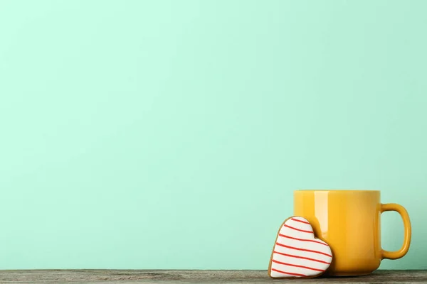 Taza Amarilla Con Galleta Jengibre Sobre Fondo Menta — Foto de Stock