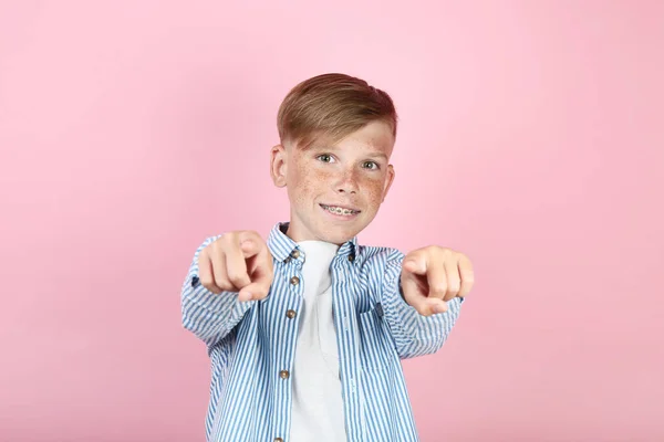 Menino Bonito Com Aparelho Dental Fundo Rosa — Fotografia de Stock