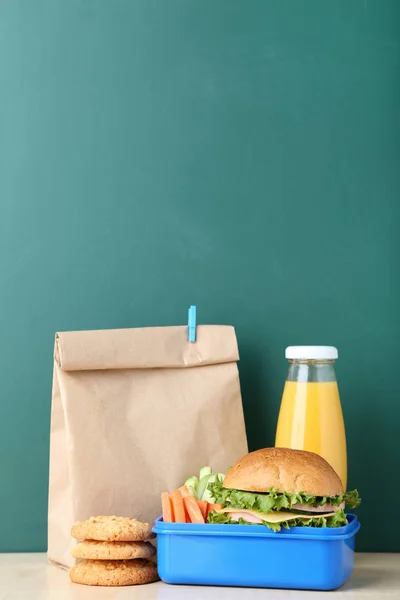 Almuerzo Escolar Con Bolsa Papel Sobre Fondo Pizarra — Foto de Stock