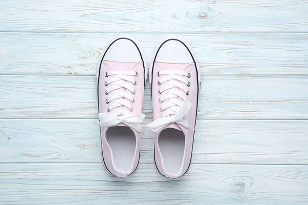 Par Zapatillas Rosa Sobre Mesa Madera Blanca —  Fotos de Stock