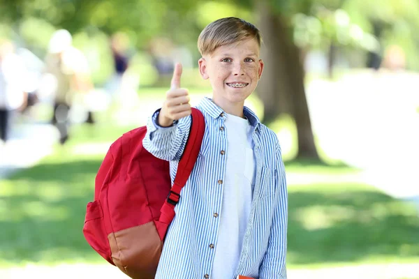 Νεαρό Αγόρι Κόκκινο Σακίδιο Στο Πάρκο — Φωτογραφία Αρχείου