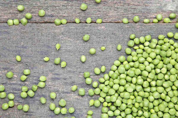 Petits Pois Verts Frais Sur Table Bois — Photo