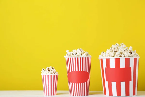 Popcorn Gestreiften Eimern Auf Gelbem Hintergrund — Stockfoto
