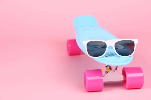 Skateboard Avec Des Lunettes Soleil Sur Fond Rose — Photo