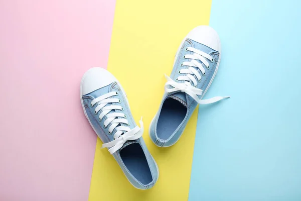 Par Blå Sneakers Färgglada Bakgrund — Stockfoto
