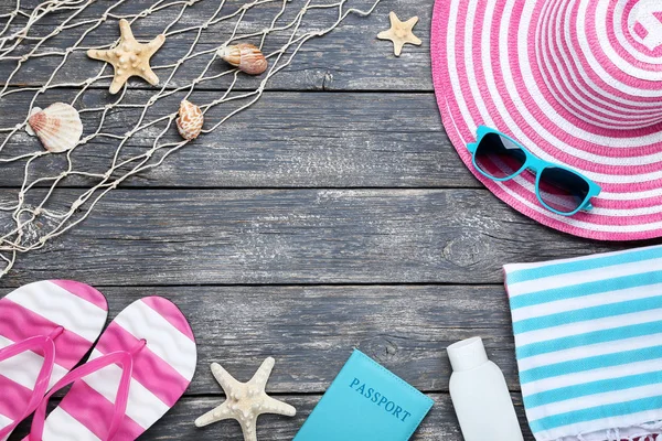 Ahşap masa üzerinde kabukları ile plaj aksesuarları