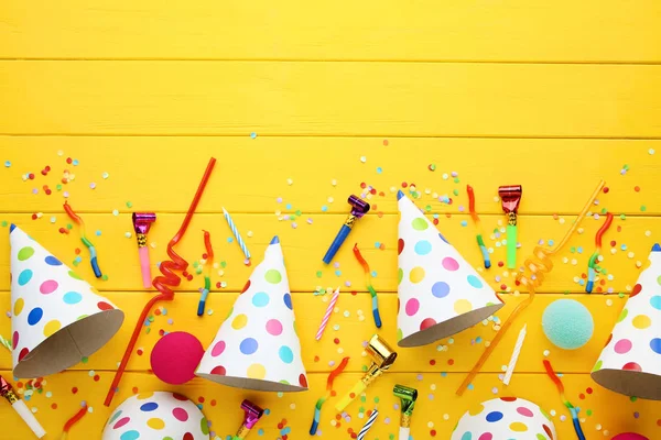 Gorras Papel Cumpleaños Con Velas Sopladores Sobre Mesa Madera Amarilla —  Fotos de Stock