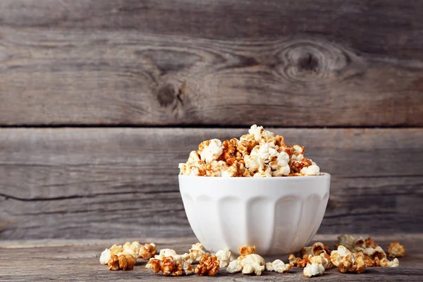 Karamell Popcorn Schüssel Auf Holztisch — Stockfoto