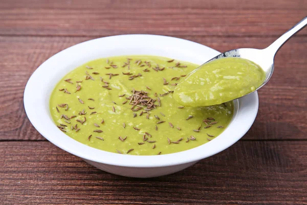 Sup Kacang Polong Hijau Piring Atas Meja Kayu Cokelat — Stok Foto