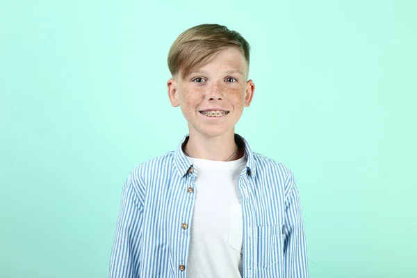 Красивый Молодой Мальчик Зубными Скобками Фоне Мяты — стоковое фото