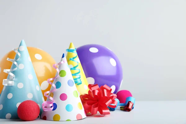 Gorras Papel Cumpleaños Con Cintas Globos Sobre Fondo Gris —  Fotos de Stock