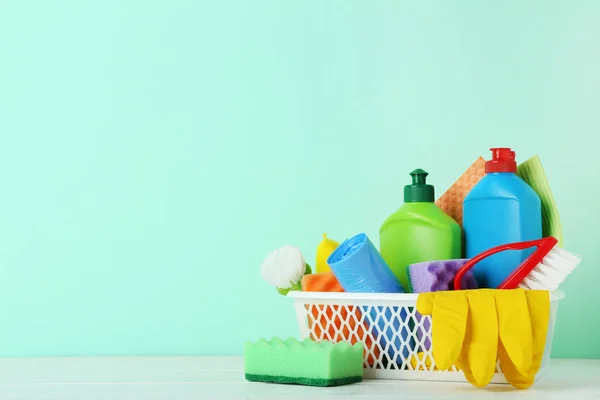 Botellas Con Detergente Herramientas Limpieza Sobre Fondo Menta — Foto de Stock