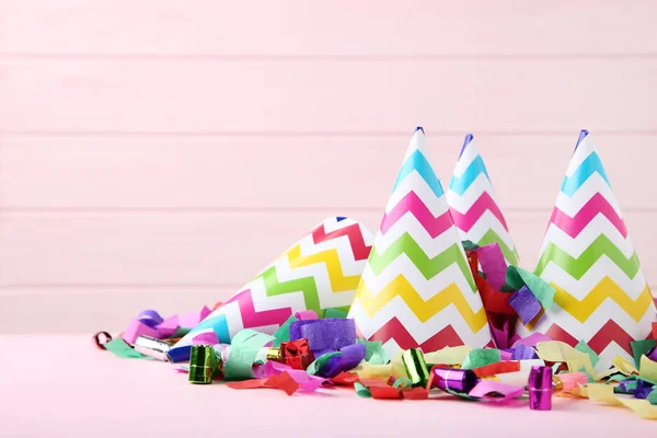 Tapas Papel Cumpleaños Con Confeti Sopladores Sobre Fondo Rosa —  Fotos de Stock