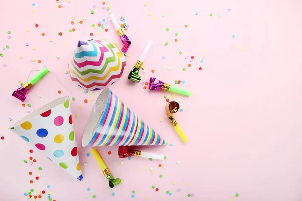 Tapas Papel Cumpleaños Con Sopladores Confeti Sobre Fondo Rosa —  Fotos de Stock
