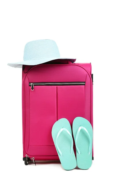 Roze Koffer Met Hoed Slippers Geïsoleerd Witte Achtergrond — Stockfoto