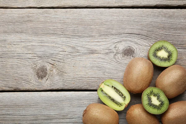 Owoce Kiwi Szary Drewniany Stół — Zdjęcie stockowe