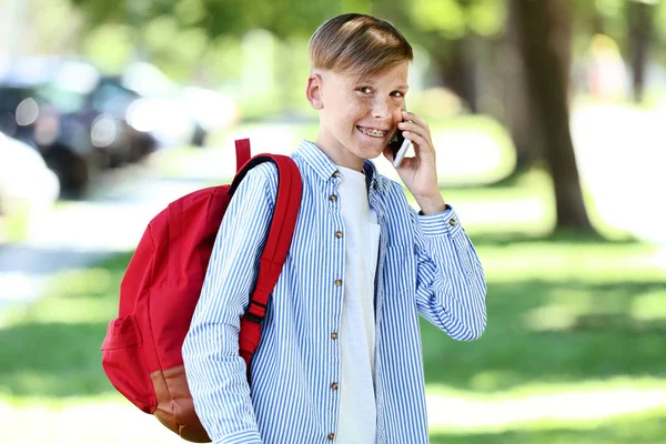 Νεαρό Αγόρι Σακίδιο Και Smartphone Στο Πάρκο — Φωτογραφία Αρχείου