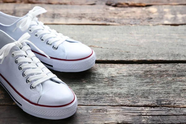 Paar Witte Sneakers Grijs Houten Tafel — Stockfoto