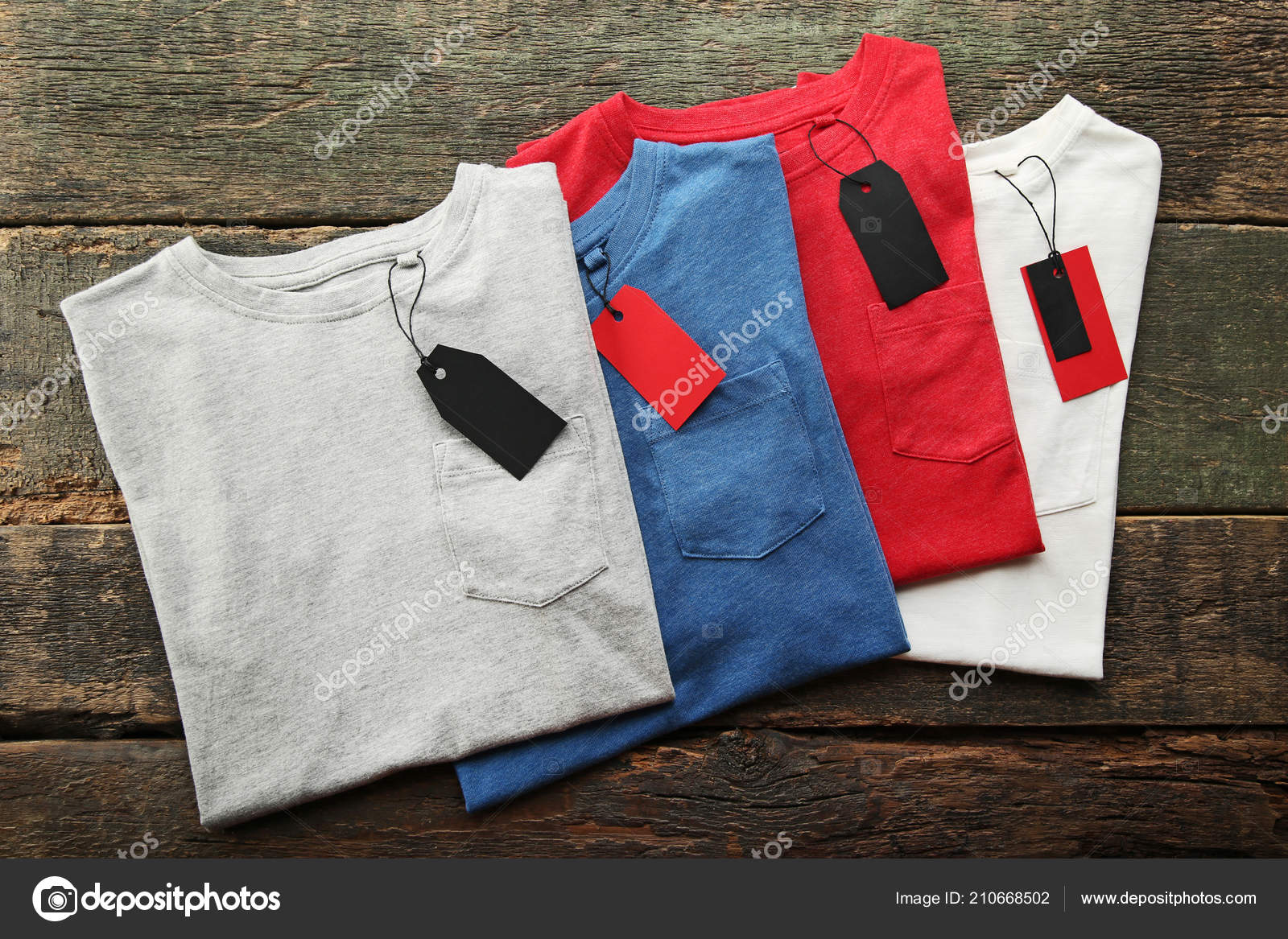 Venta Etiquetas Con Ropa Nueva Mesa Madera Foto de stock 210668502 5seconds