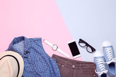 Trendy kadın giyim smartphone ve renkli arka plan üzerinde aksesuarları