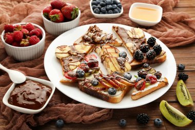 Çilek plaka üzerinde ahşap masa ile tost ekmeği