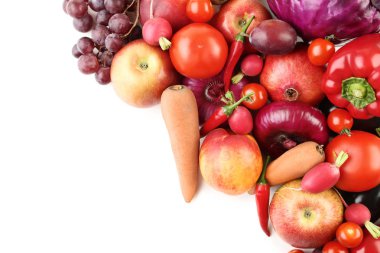 Beyaz arka planda olgun meyve ve sebzeler