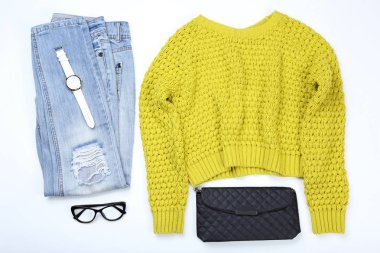 Şık kadın giyim aksesuarları beyaz arka plan üzerinde ile