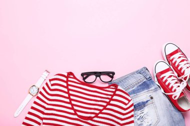 Şık kadın giyim aksesuarları üzerinde pembe bir arka plan ile