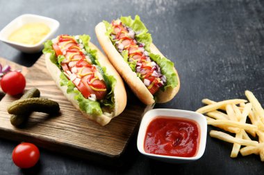 Sosisli sandviç sebze ve patates kızartması ahşap tablo