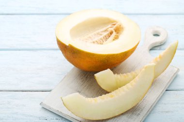 Beyaz kesme tahtası üzerinde tatlı kavun