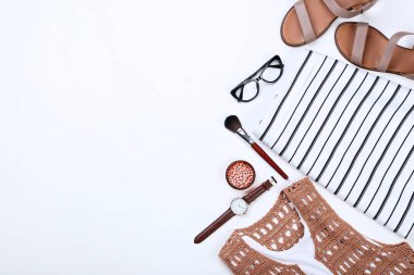 Modern kadın giyim aksesuarları beyaz arka plan üzerinde ile