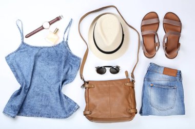 Modern kadın giyim aksesuarları beyaz arka plan üzerinde ile