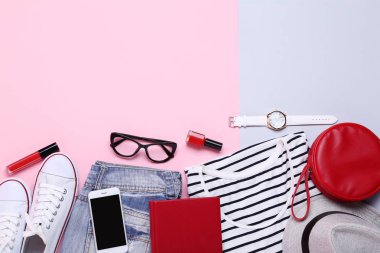 Trendy kadın giyim smartphone ve renkli arka plan üzerinde aksesuarları