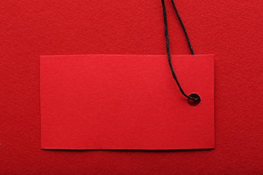 Kırmızı arkaplanda indirim etiketi