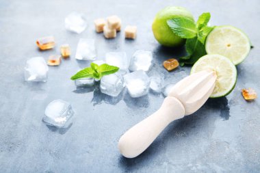 Nane ile Limes yapraklar ve ahşap masa üzerinde şeker