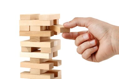 Erkek el oyun ahşap bloklar oyunu beyaz arka plan üzerinde kule