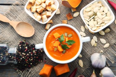 Tohum ve plaka üzerinde ahşap masa maydanoz ile kabak çorbası