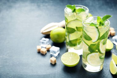 Mojito kokteyl gözlük ahşap tablo