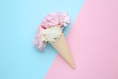 Gofret koni renkli arka plan üzerinde çiçeklerle Eustoma